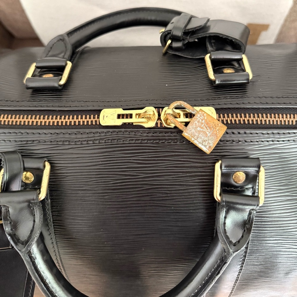 Authentic Louis Vuitton unisex Keepall 55 travel bag
M59142 black Epi leather - Picture 7 of 16
